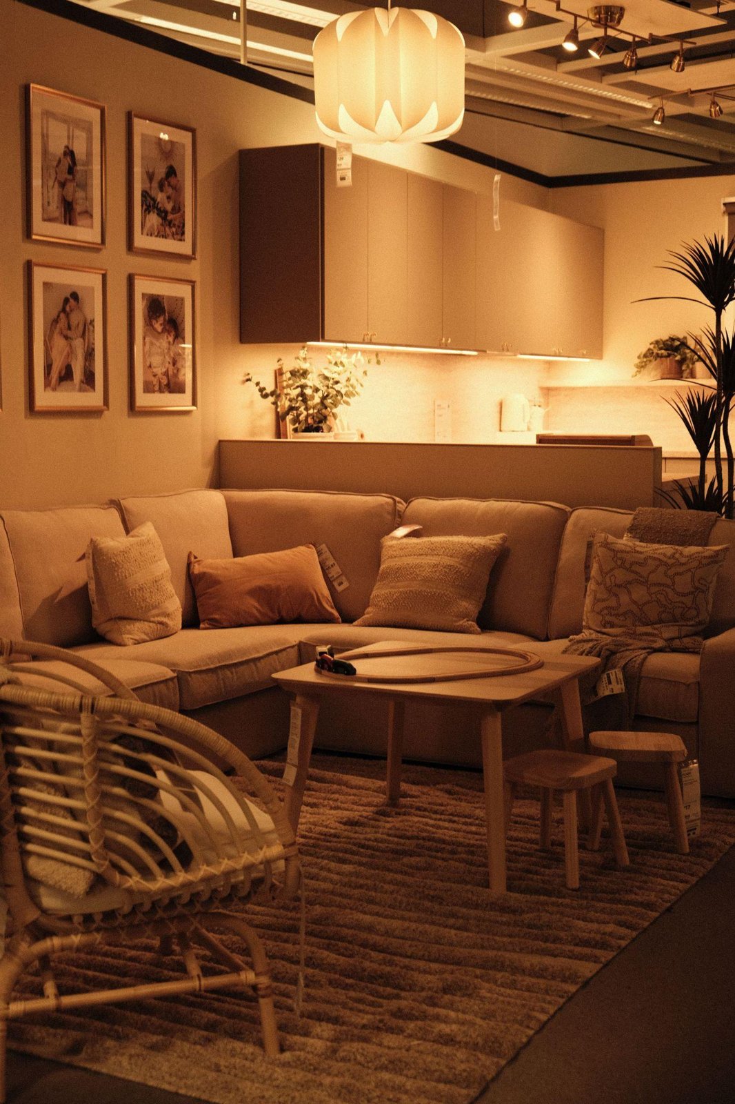 Salón acogedor decorado con poco dinero con lámpara colgante y luz cálida