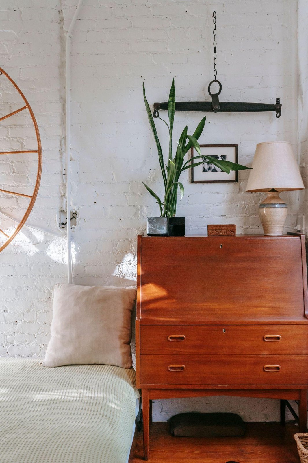 Mueble de segunda mano de madera maciza en un salón moderno