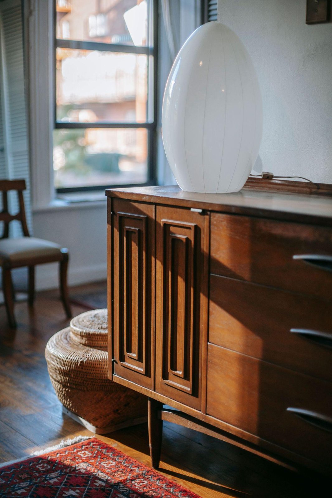 Mueble de segunda mano de madera maciza en un salón moderno