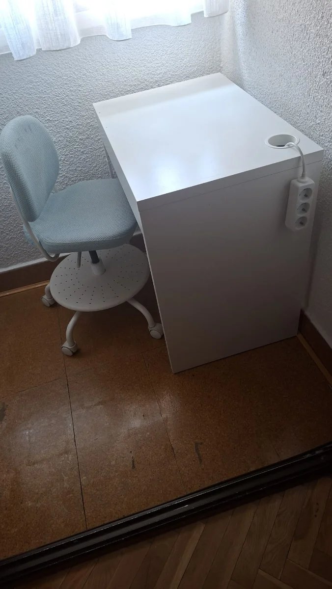 Escritorio blanco y silla azul