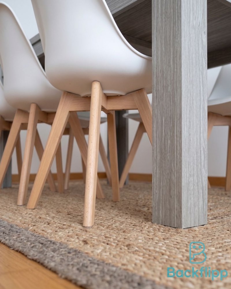 Mesa de comedor con 5 sillas blancas — imagen 2