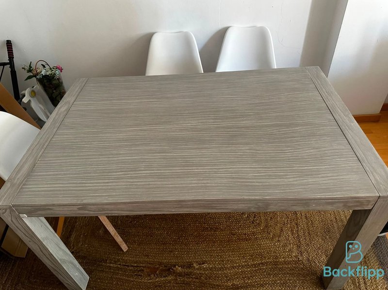 Mesa de comedor con 5 sillas blancas — imagen 3