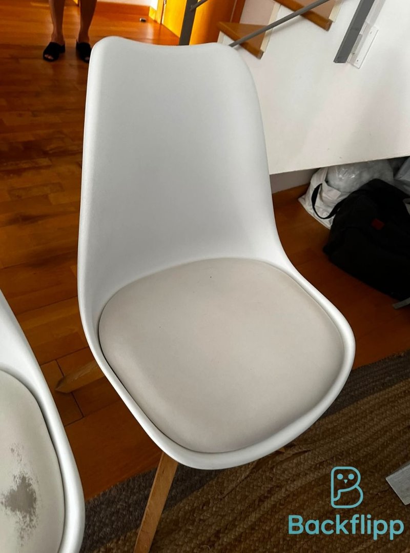 Mesa de comedor con 5 sillas blancas — imagen 5