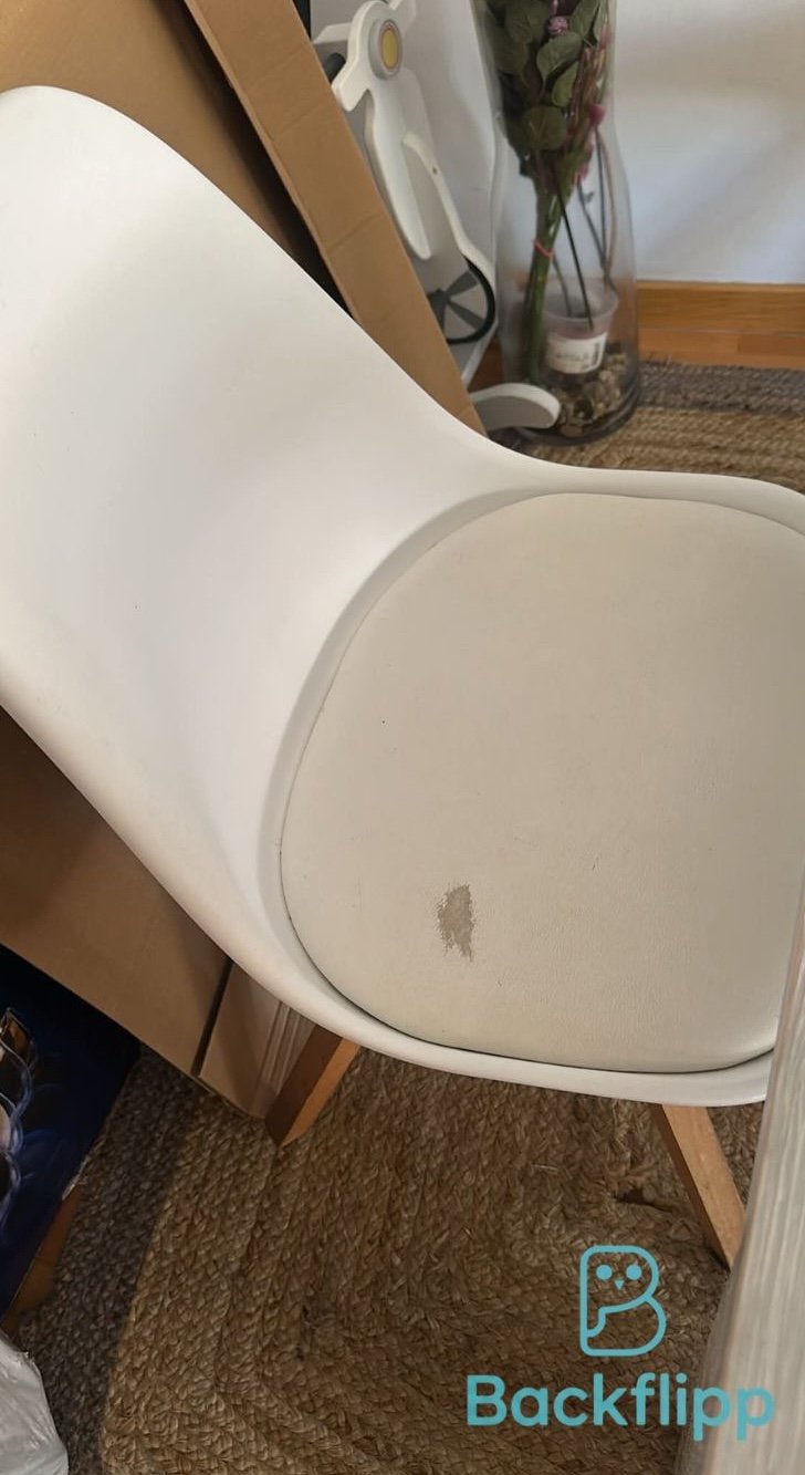 Mesa de comedor con 5 sillas blancas — imagen 6