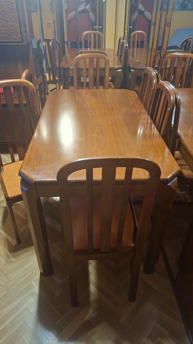 Mesa extensible y 6 sillas de madera