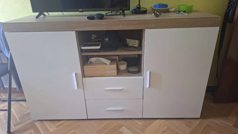 Mueble de salón blanco y madera