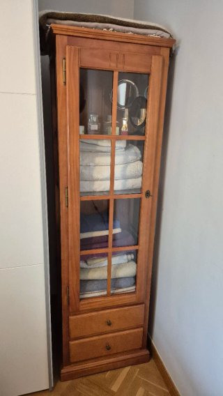 Vitrina de madera con cristal