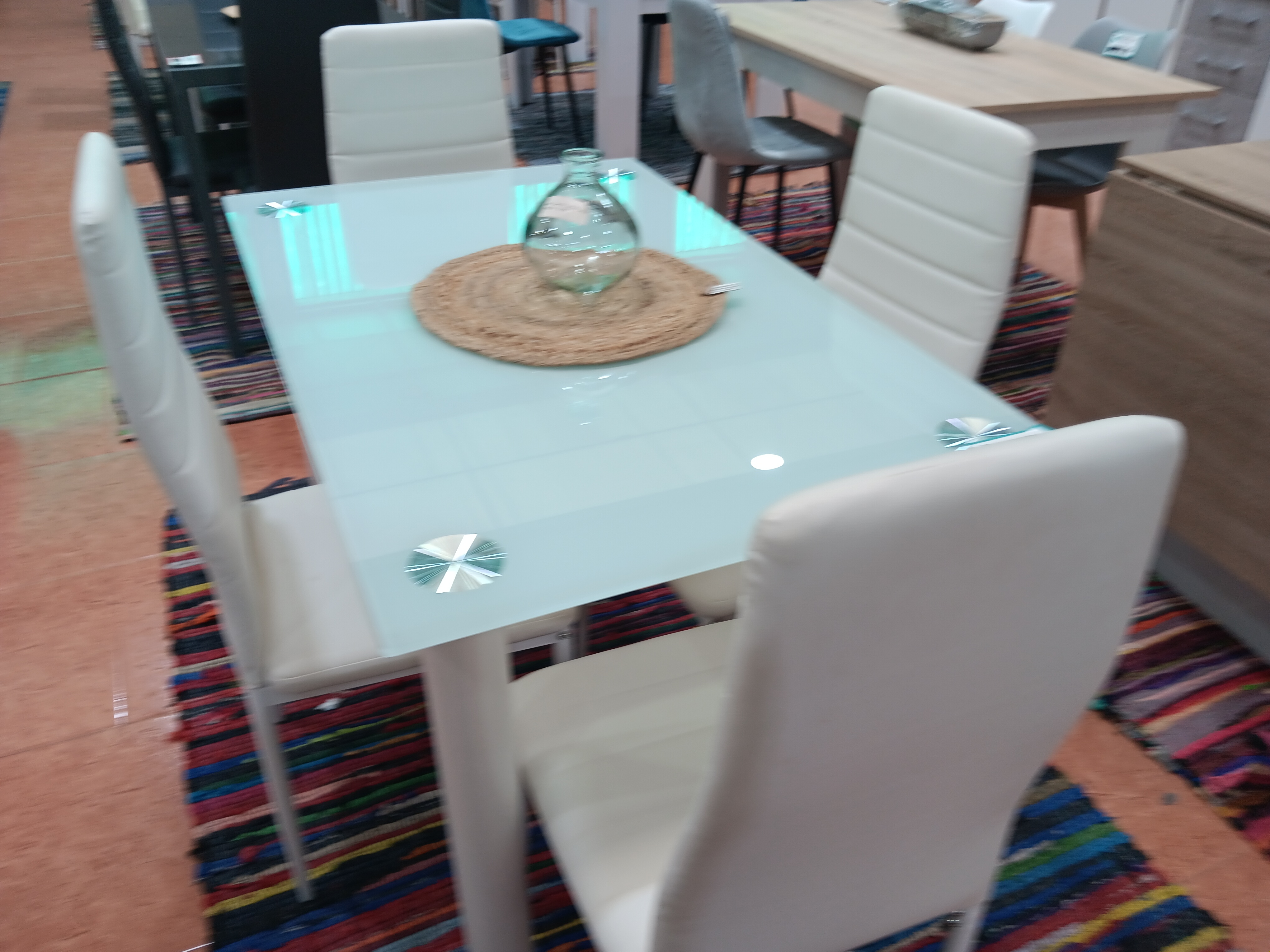 MESA COMEDOR Y 4 SILLAS NUEVO