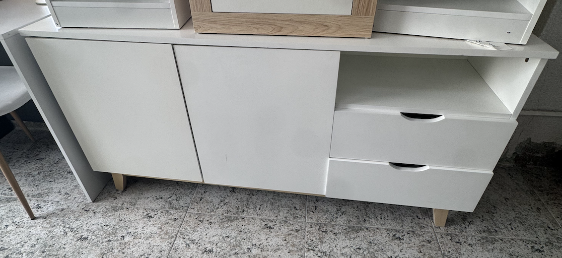 Aparador nórdico blanco con patas de madera