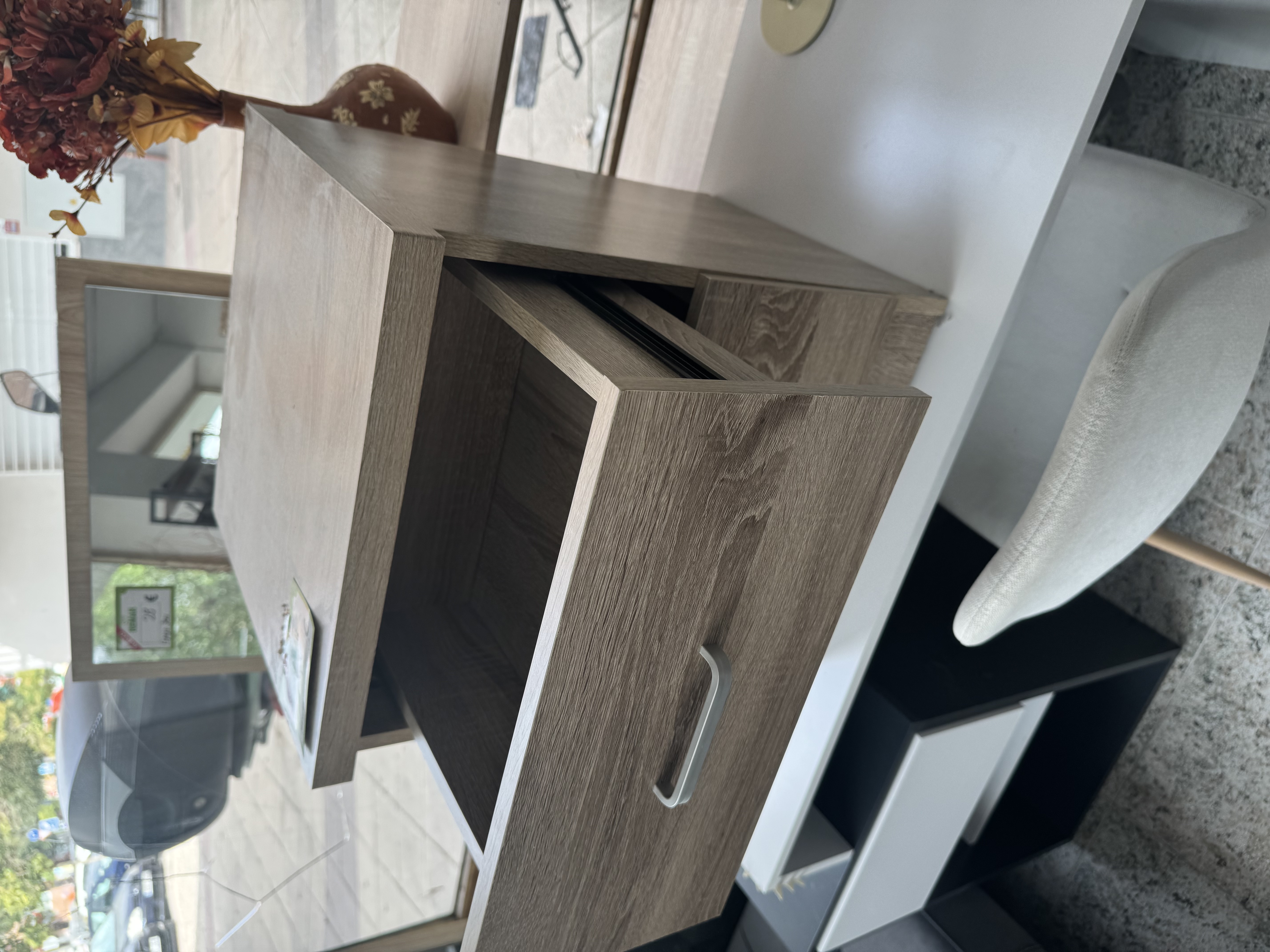 Mesita de noche con 2 puertas abatibles acabado roble gris — imagen 2