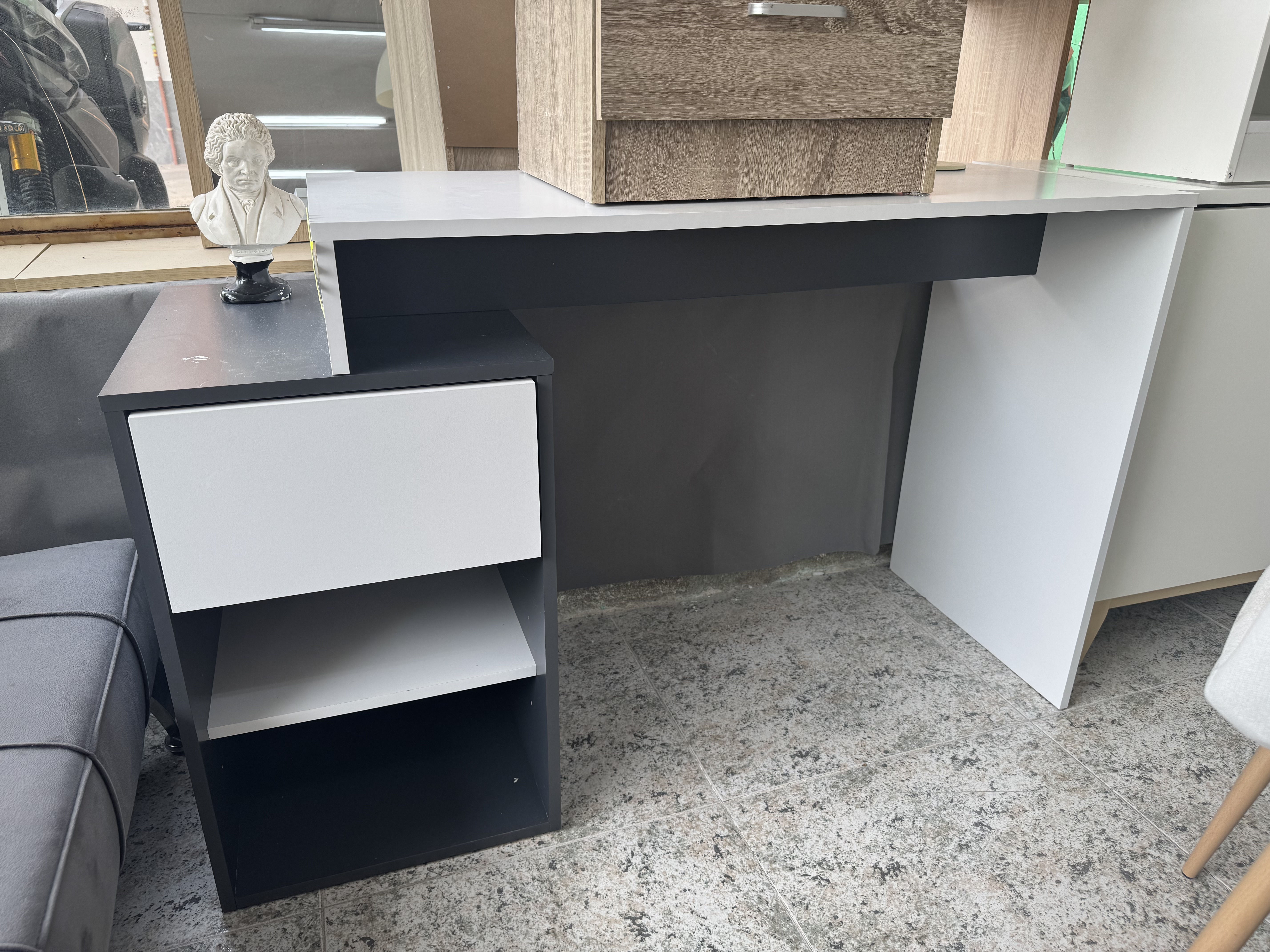 Escritorio con cajonera integrada bicolor gris y blanco
