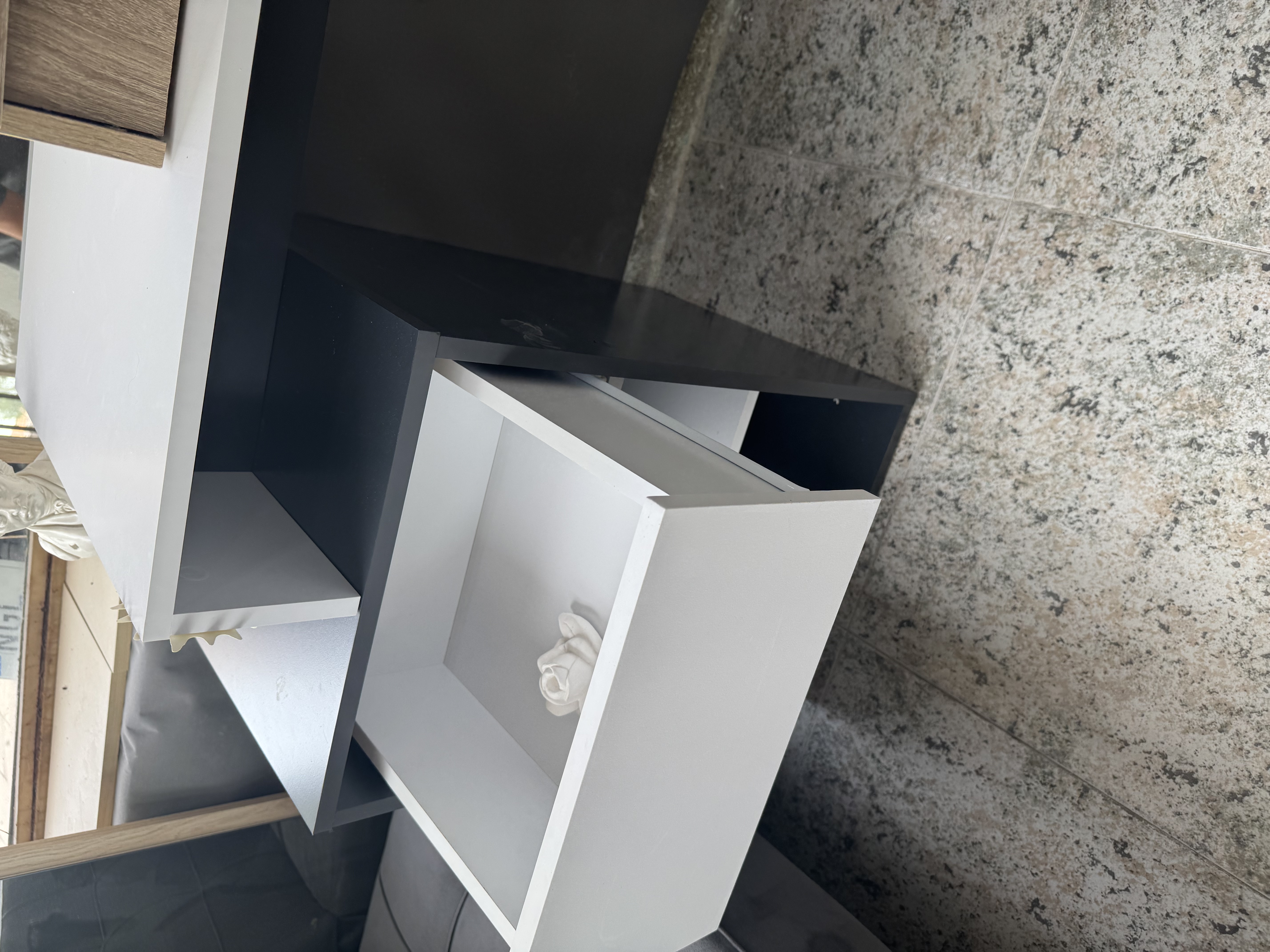 Escritorio con cajonera integrada bicolor gris y blanco — imagen 2