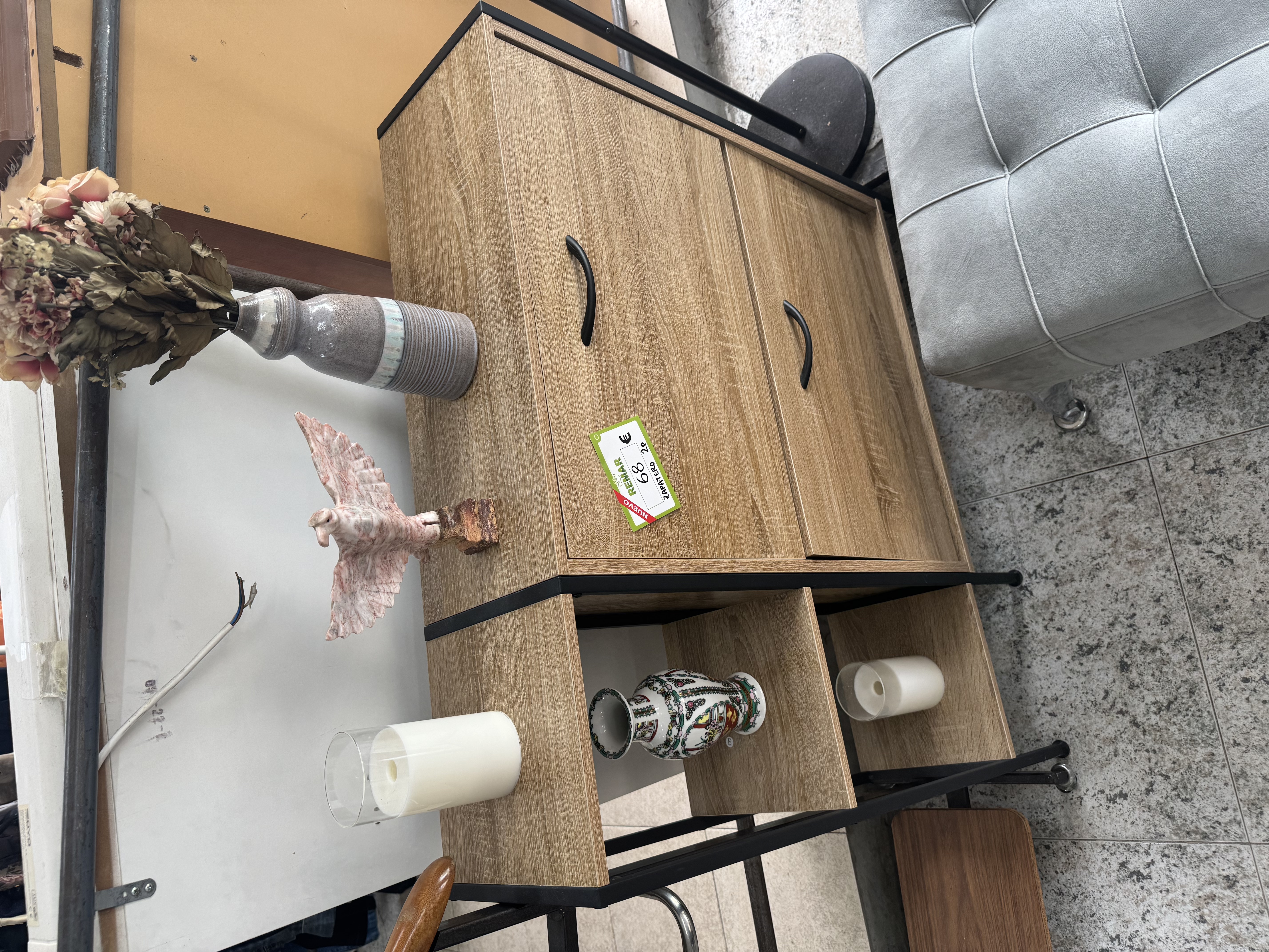 Mueble auxiliar con armario y estantería abierta estilo industrial