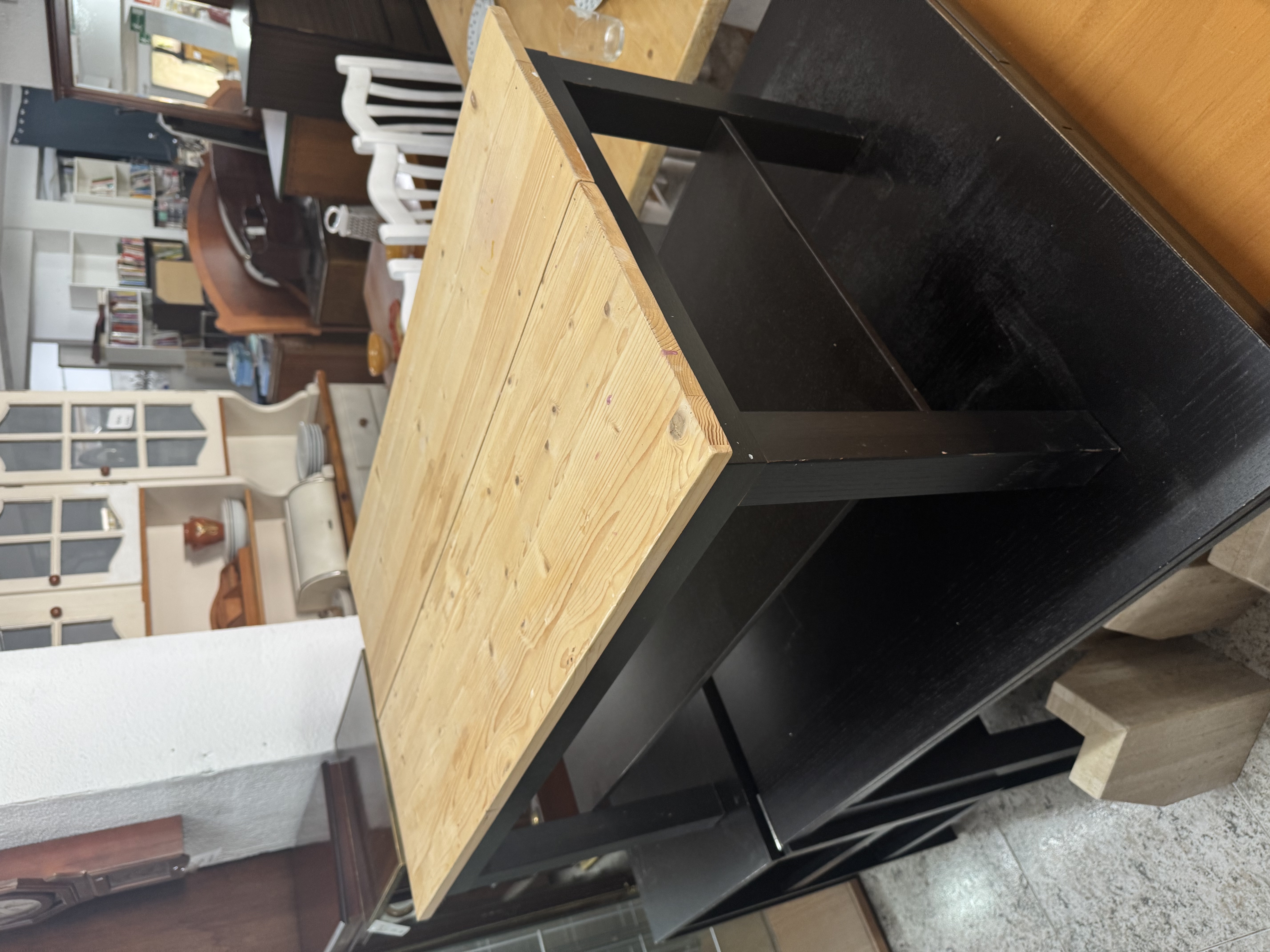 Mesa de comedor con balda inferior