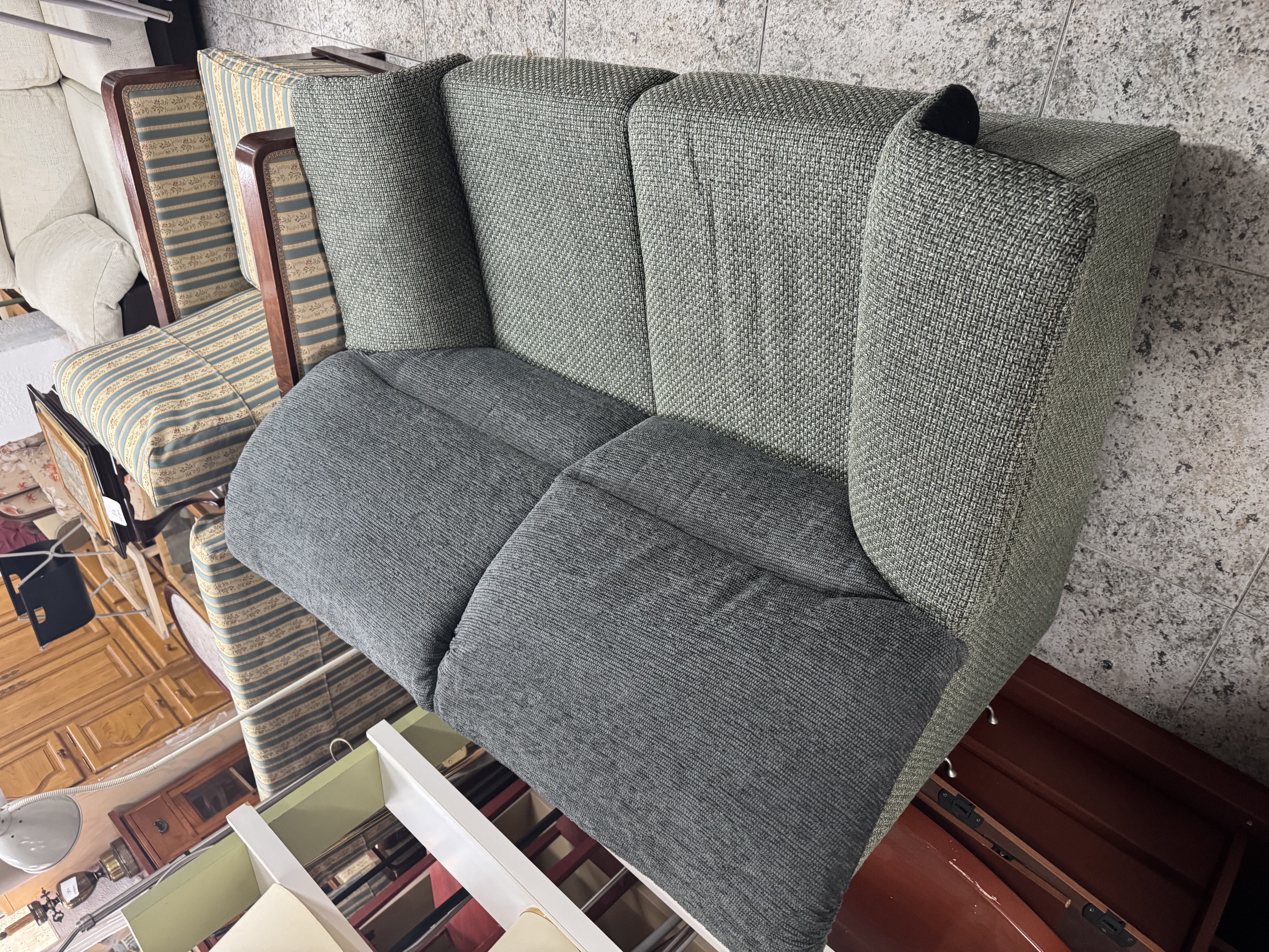 Sofá de 2 plazas tapizado en tejido bicolor gris y verde