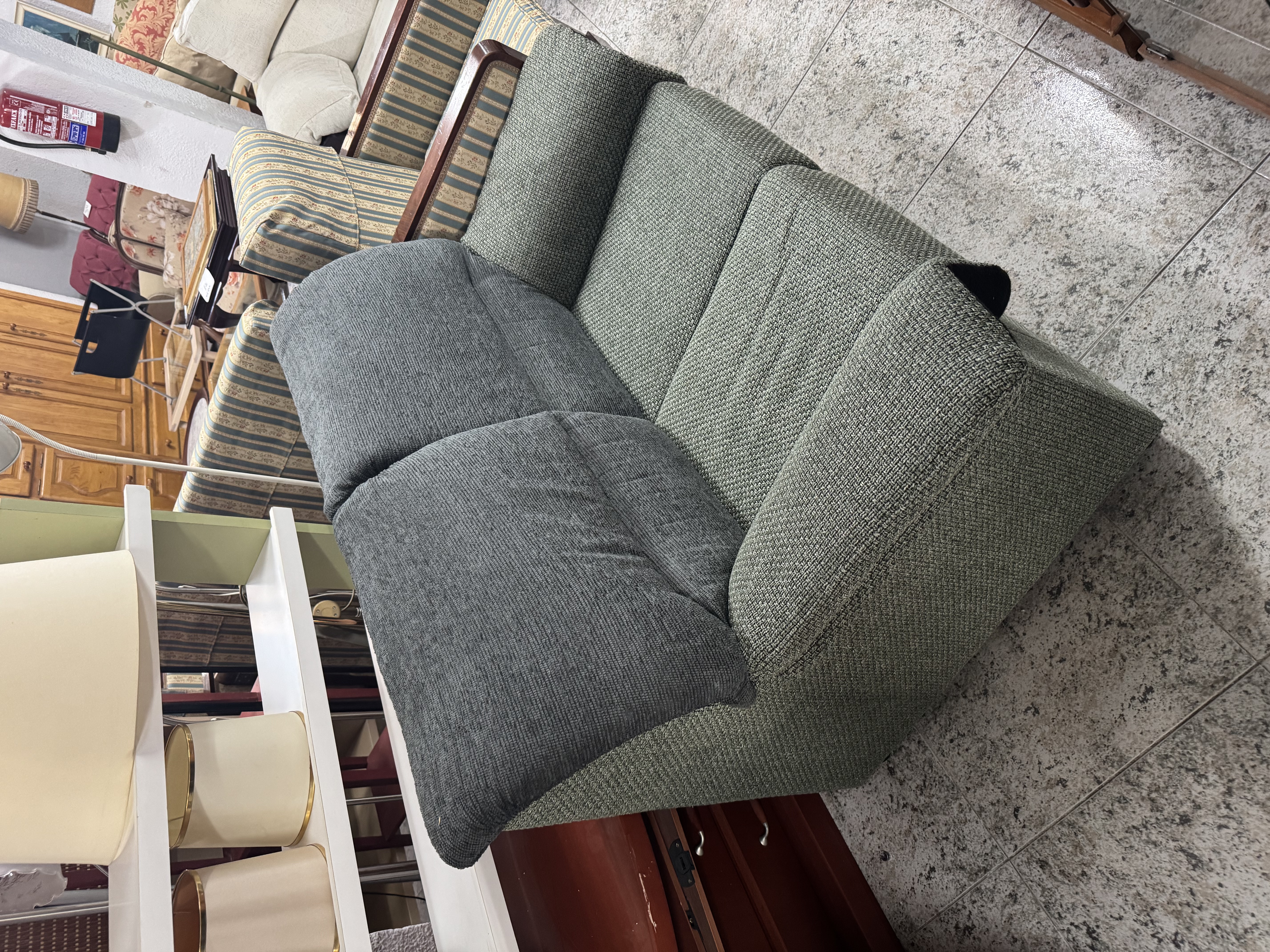 Sofá de 2 plazas tapizado en tejido bicolor gris y verde — imagen 2