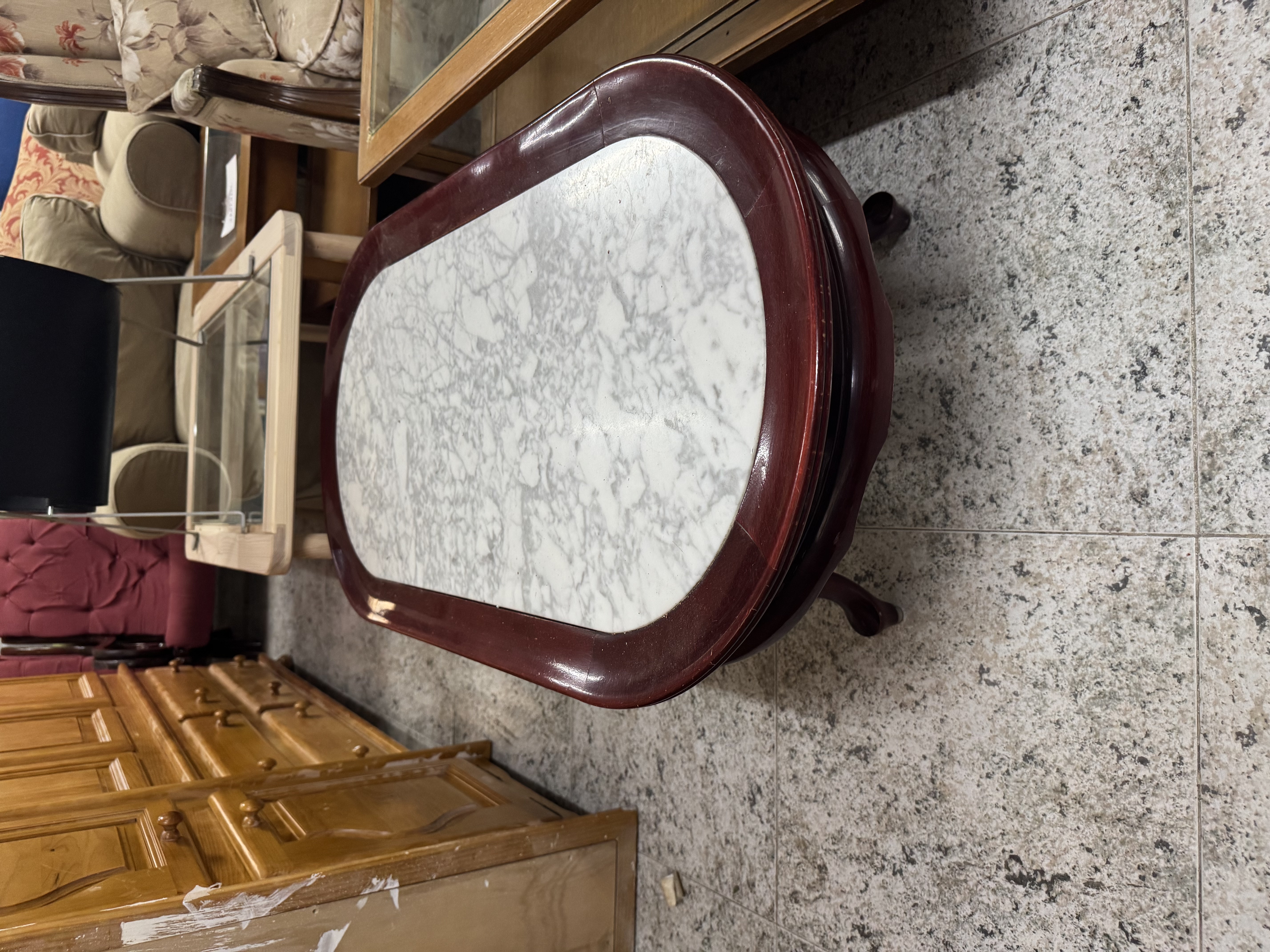 Mesa de centro ovalada clásica con tablero de mármol y estructura de madera caoba