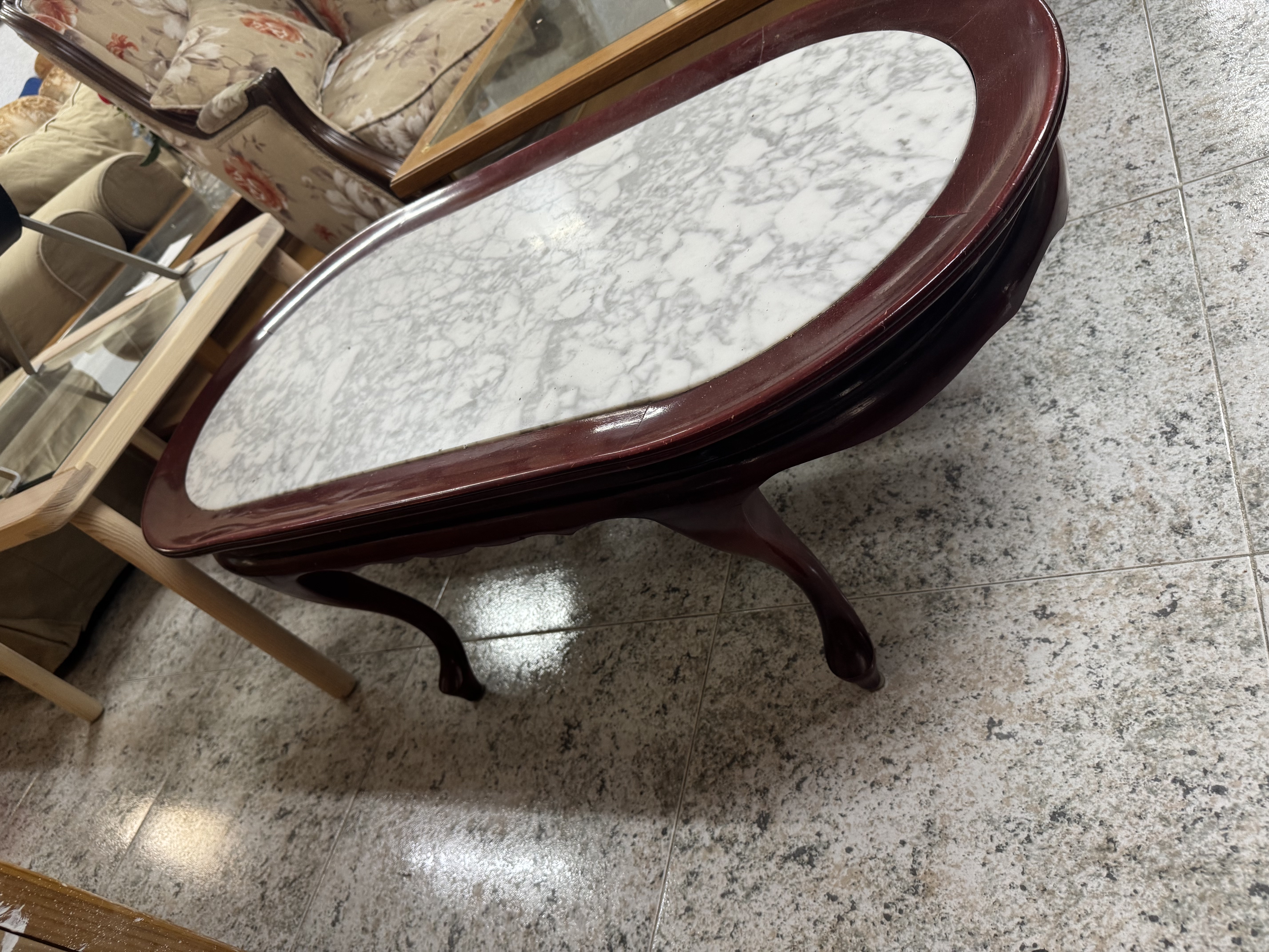 Mesa de centro ovalada clásica con tablero de mármol y estructura de madera caoba — imagen 2