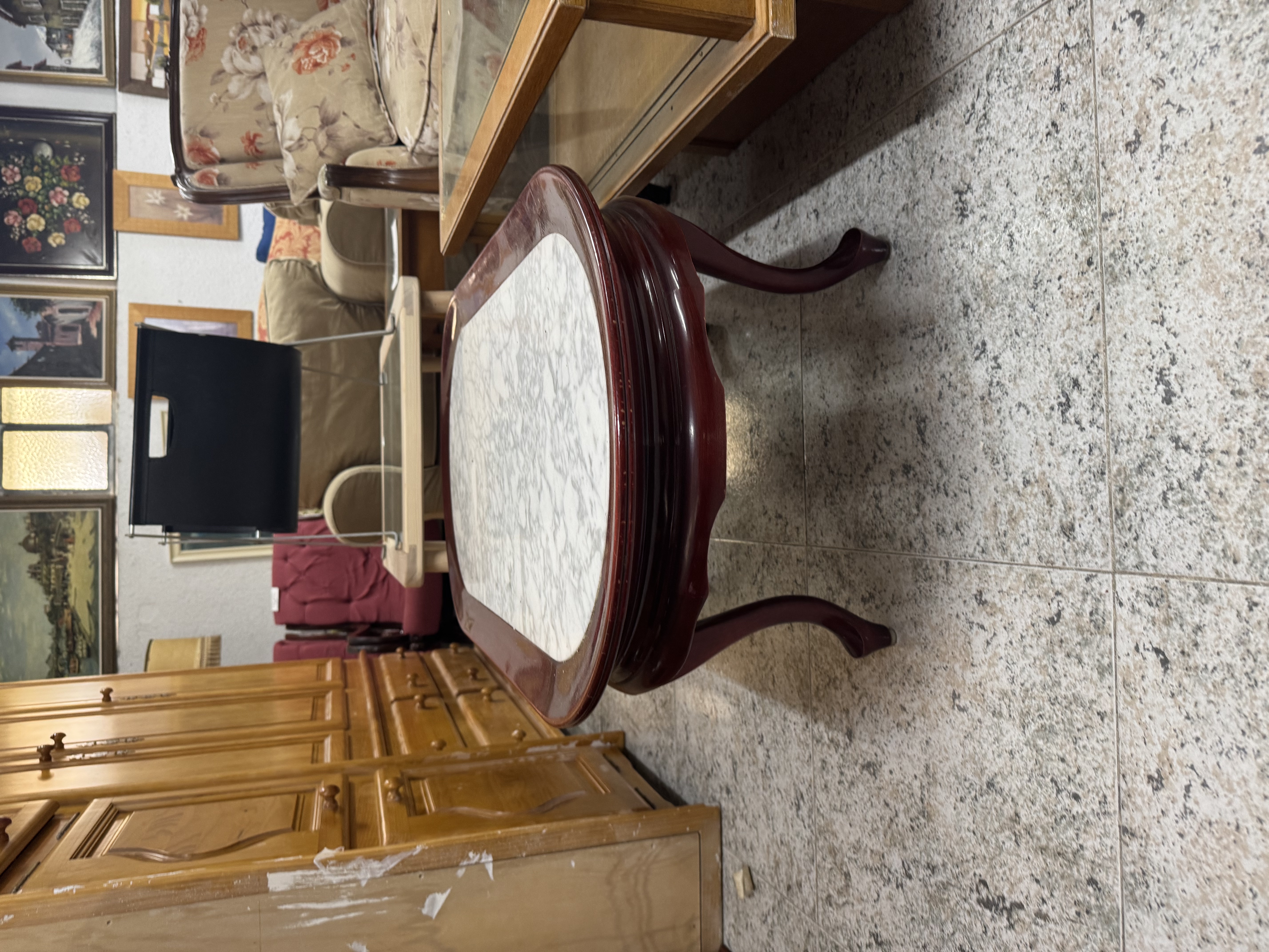 Mesa de centro ovalada clásica con tablero de mármol y estructura de madera caoba — imagen 3