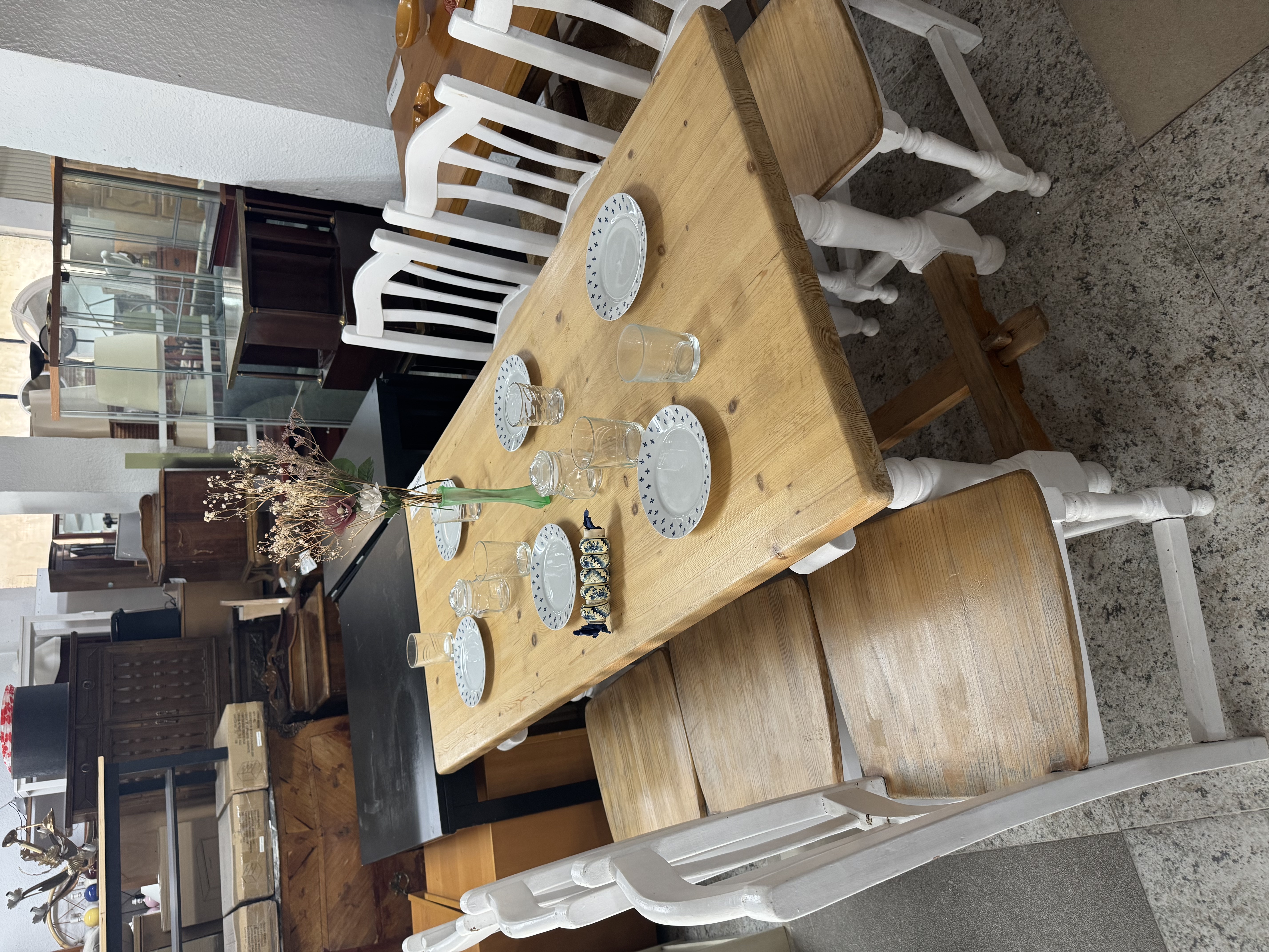 Conjunto de mesa de comedor rústica de pino macizo con 6 sillas estilo Windsor pintadas en blanco