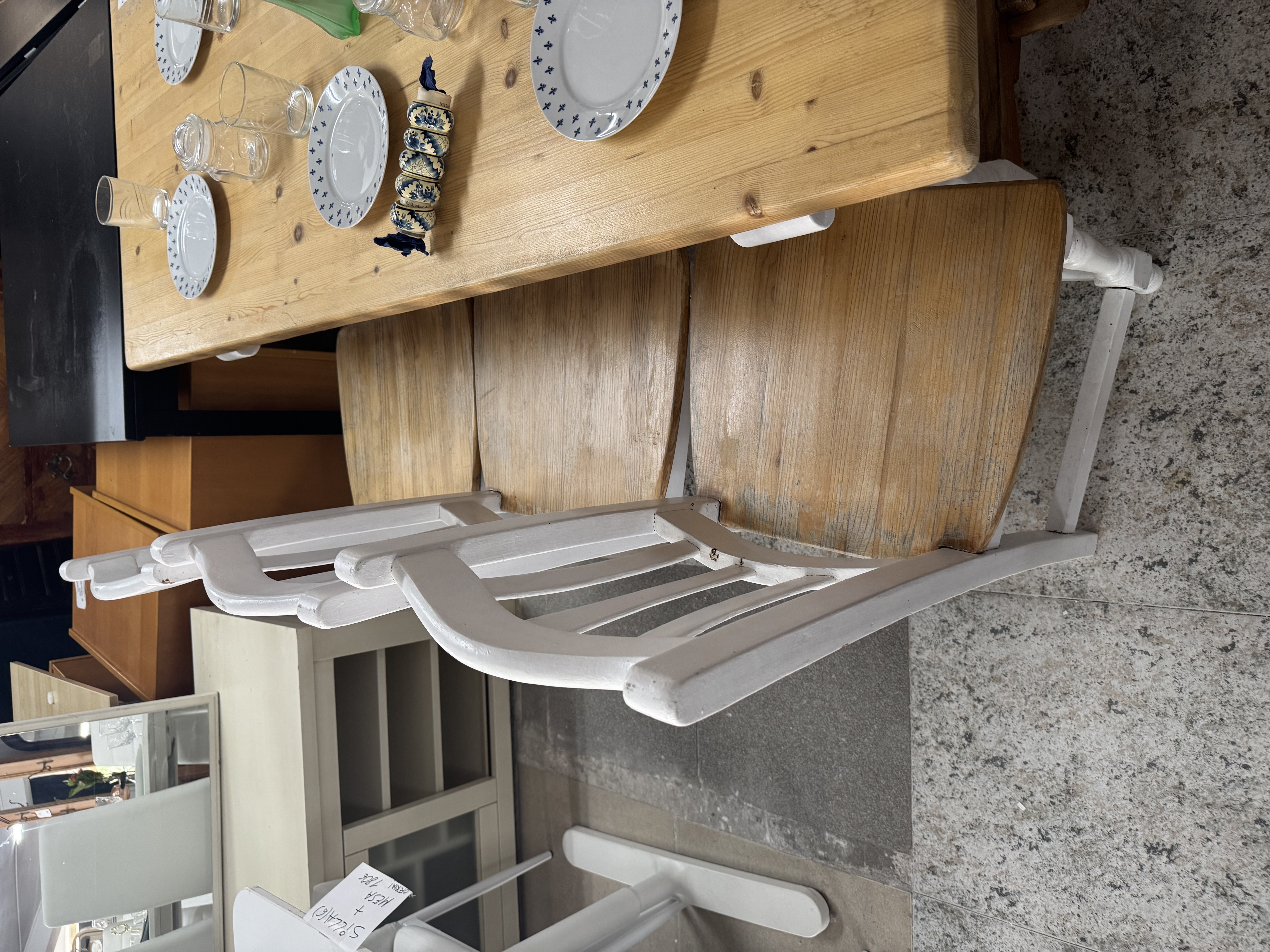 Conjunto de mesa de comedor rústica de pino macizo con 6 sillas estilo Windsor pintadas en blanco — imagen 2