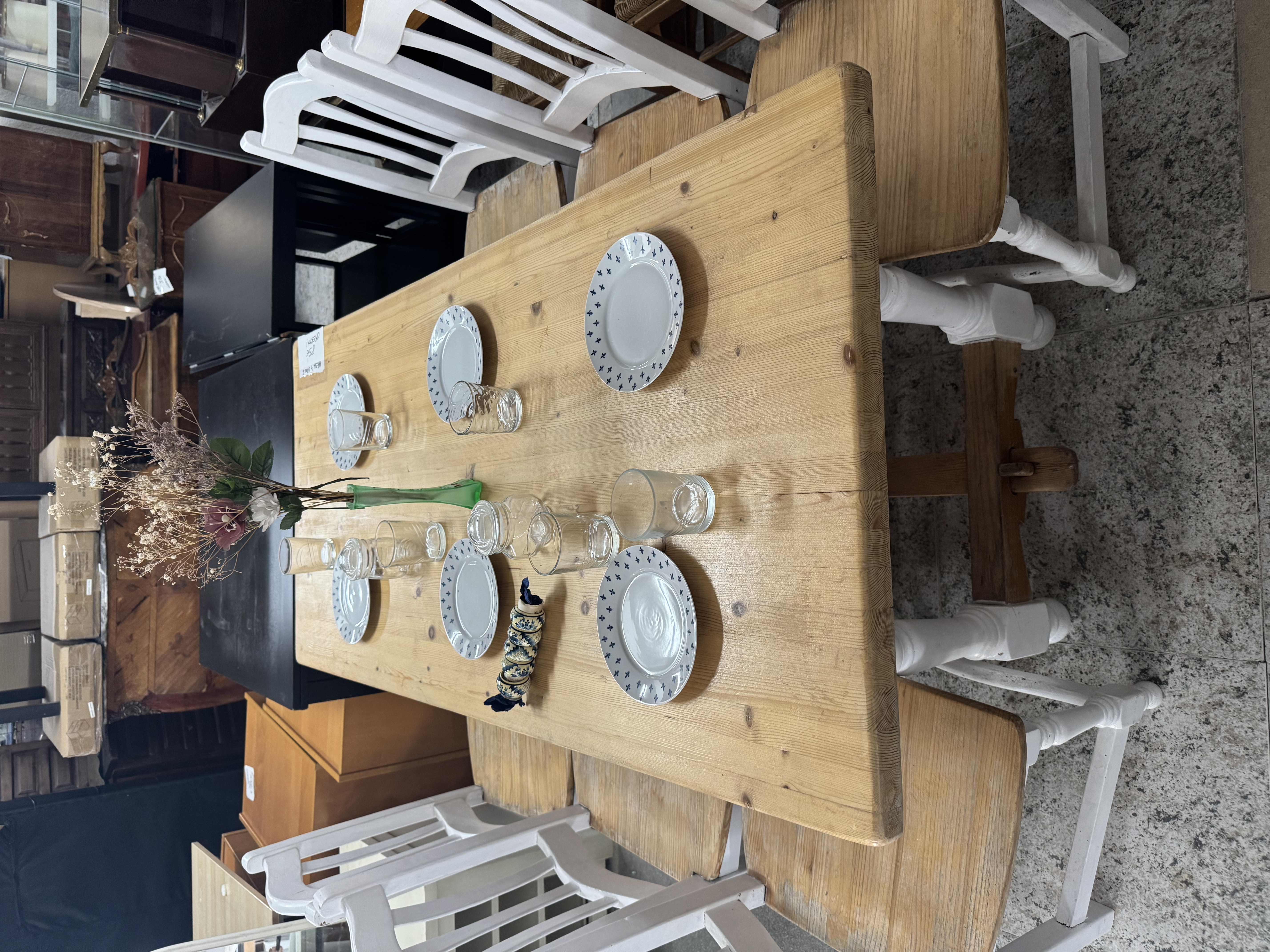 Conjunto de mesa de comedor rústica de pino macizo con 6 sillas estilo Windsor pintadas en blanco — imagen 3