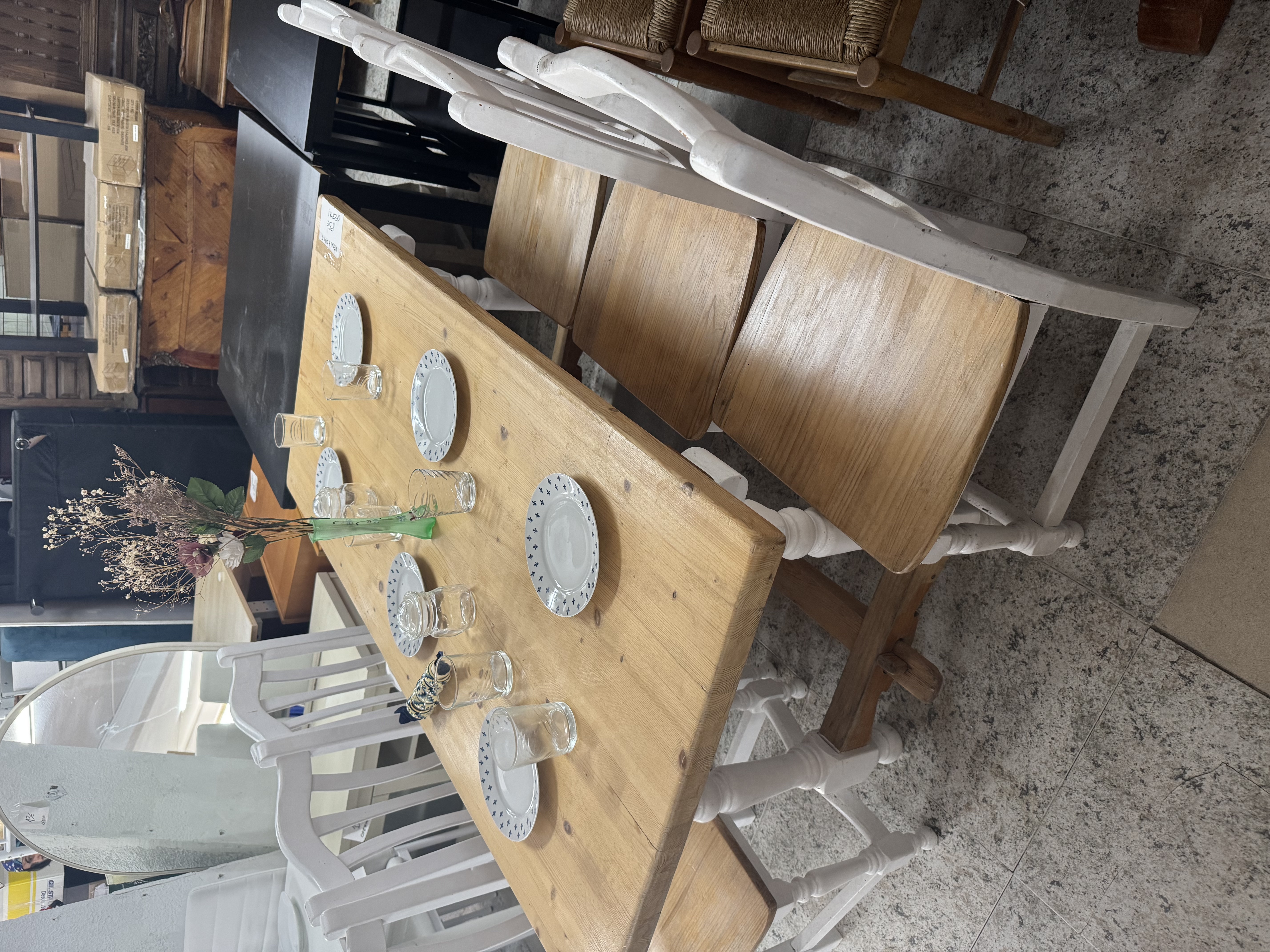 Conjunto de mesa de comedor rústica de pino macizo con 6 sillas estilo Windsor pintadas en blanco — imagen 4