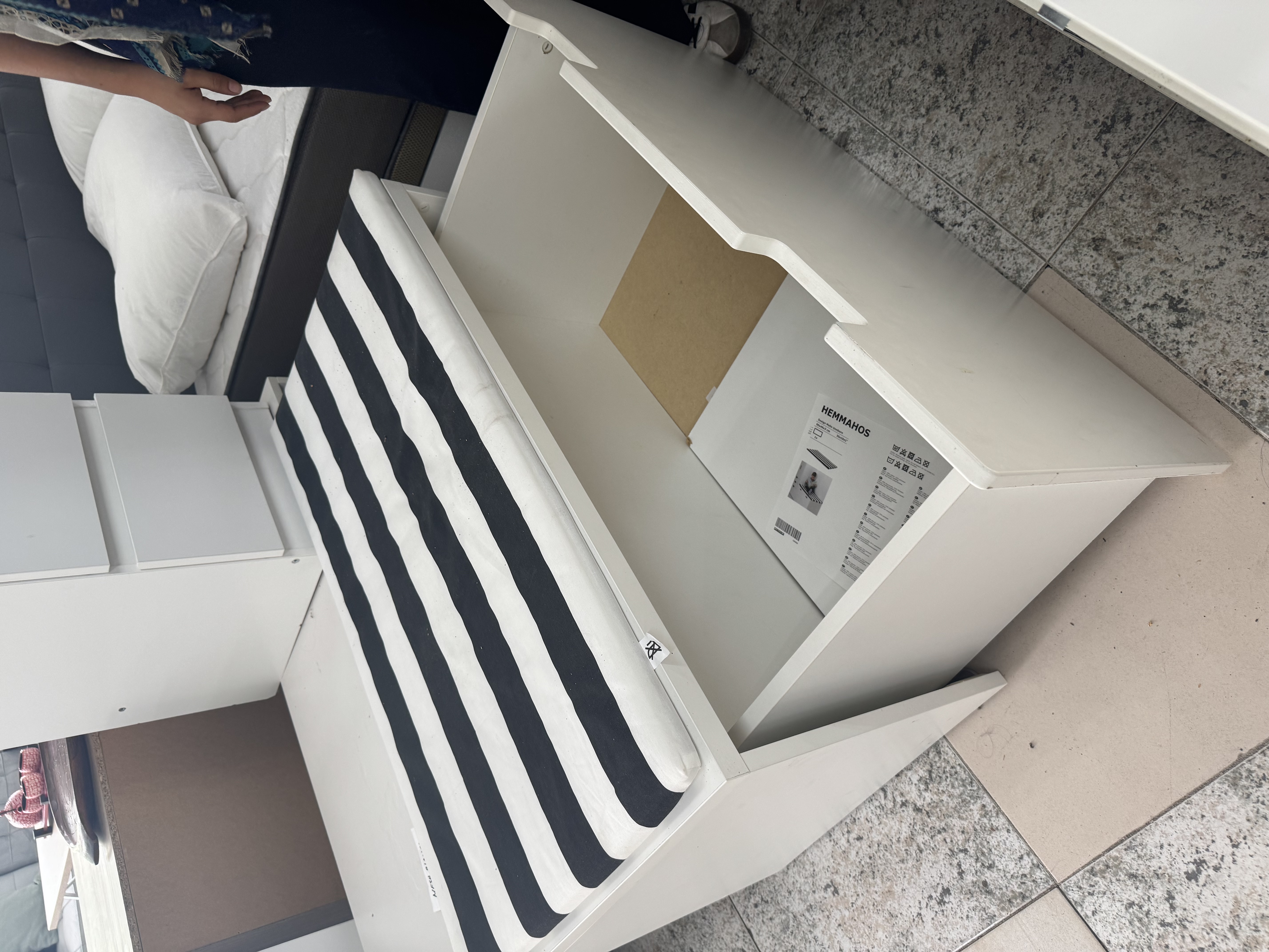 Banco baúl IKEA HEMMAHOS con cojín a rayas
