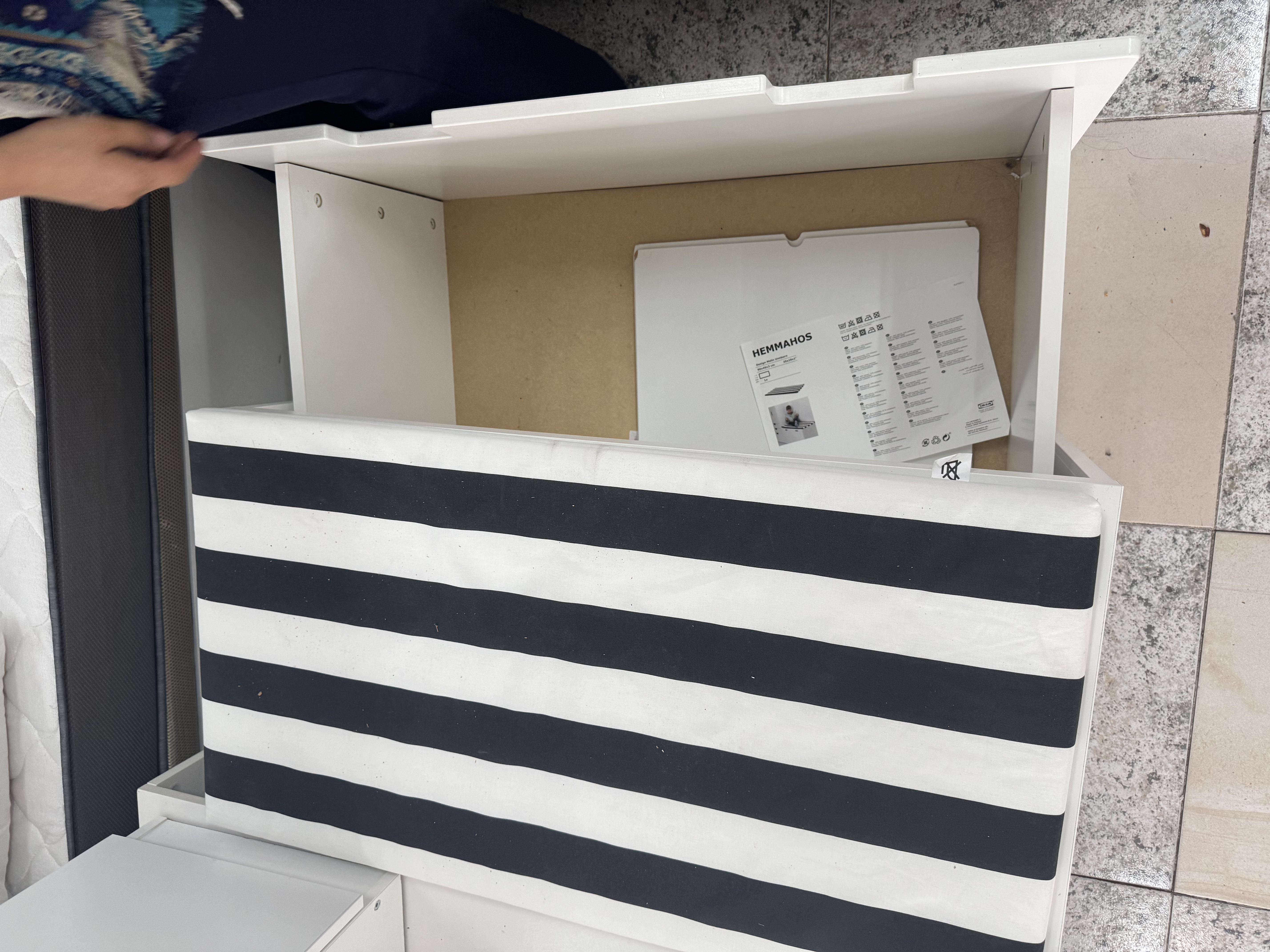 Banco baúl IKEA HEMMAHOS con cojín a rayas — imagen 2