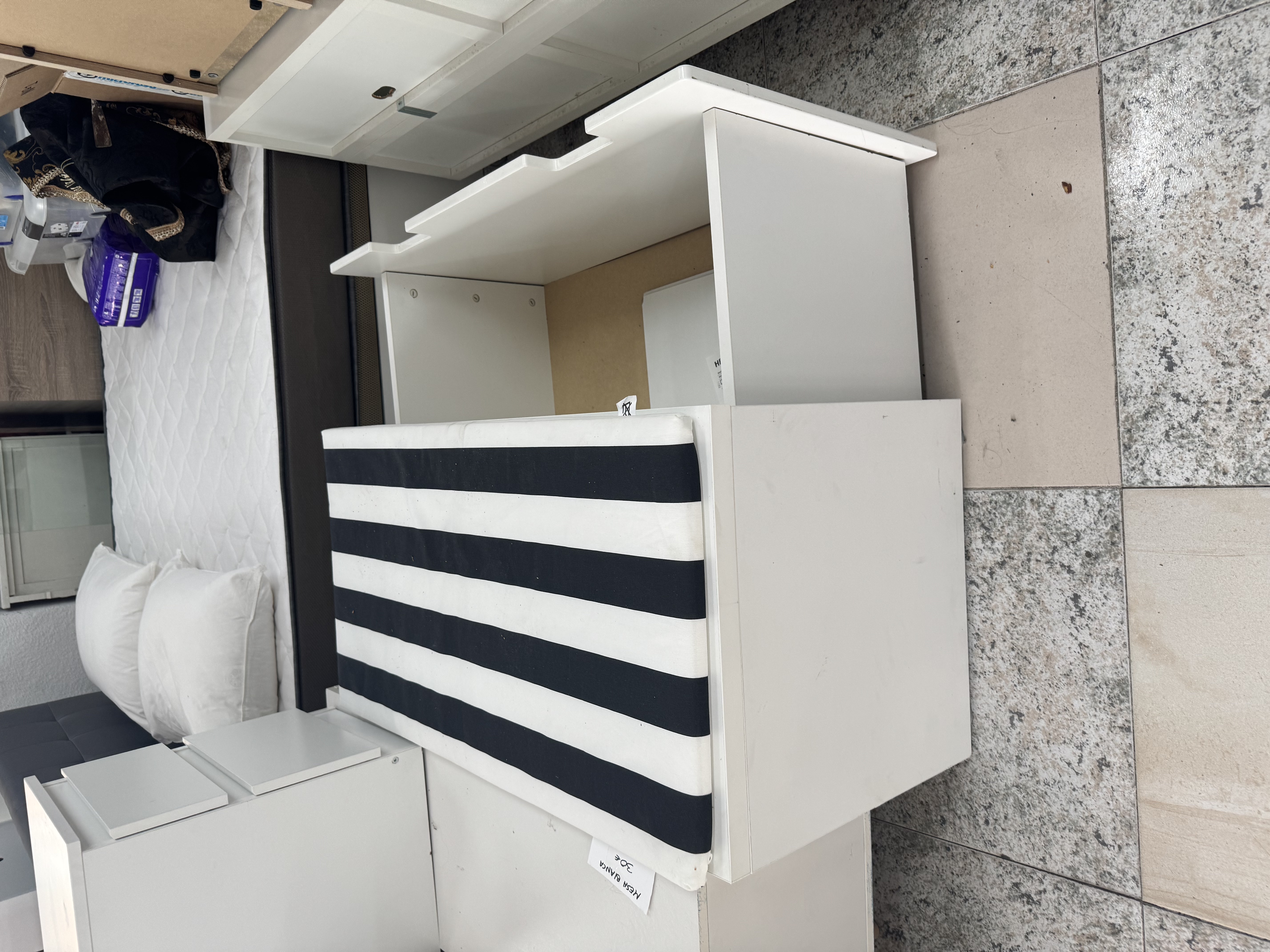 Banco baúl IKEA HEMMAHOS con cojín a rayas — imagen 3