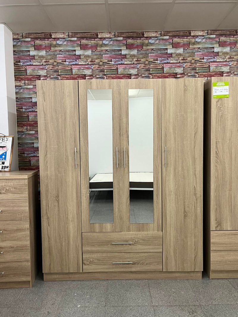 Armario de cuatro puertas con espejo en blanco y cambria