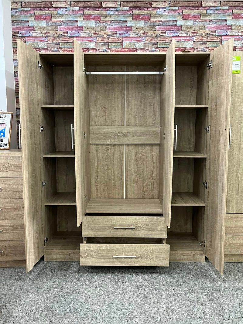 Armario de cuatro puertas con espejo en blanco y cambria — imagen 2