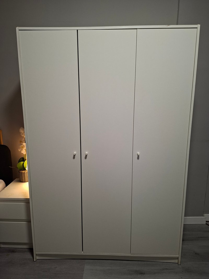Armario de tres puertas en blanco con estructura mixta