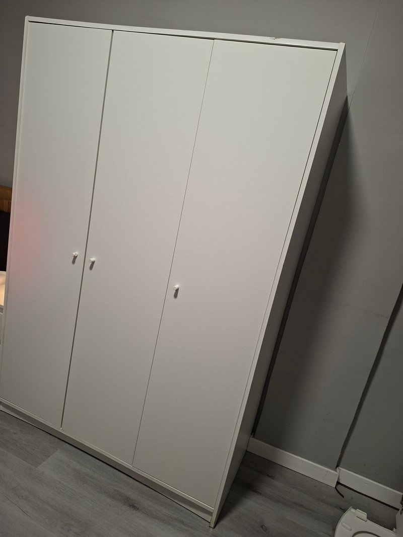 Armario de tres puertas en blanco con estructura mixta — imagen 2