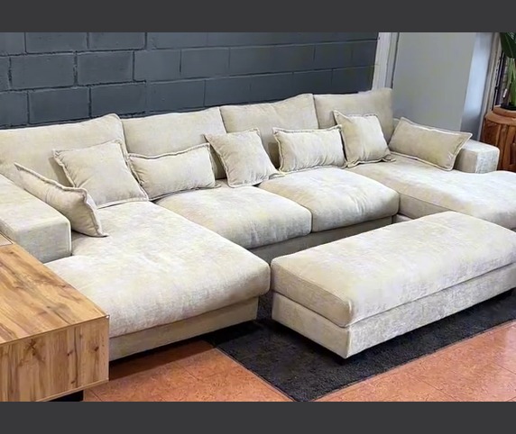 Sofá en forma de U tapizado en tela beige y gris