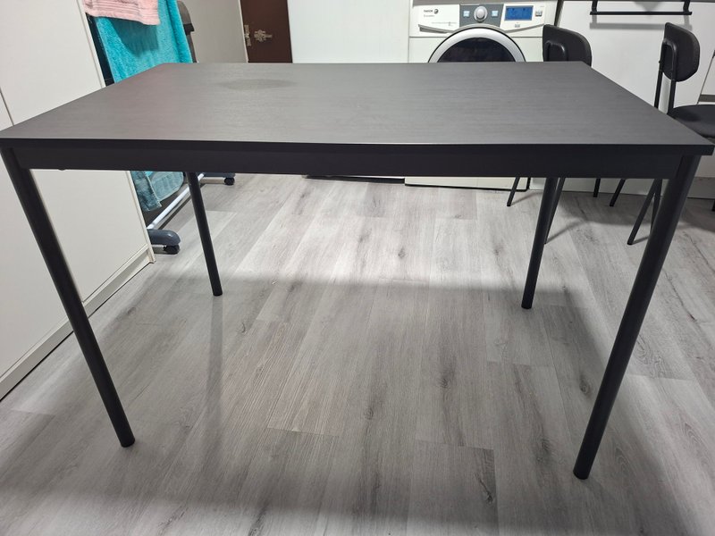 Mesa de comedor con tablero de madera y patas de metal en negro y gris