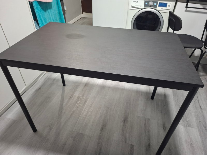 Mesa de comedor con tablero de madera y patas de metal en negro y gris — imagen 2