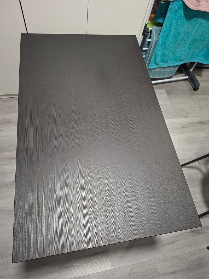 Mesa de comedor con tablero de madera y patas de metal en negro y gris — imagen 5