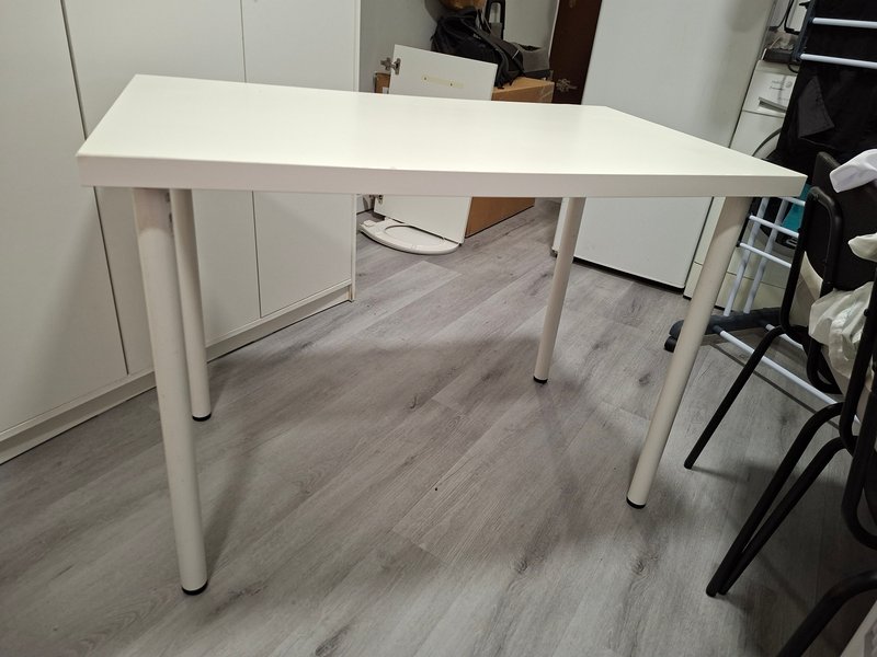Mesa de diseño moderno con tablero blanco y patas metálicas