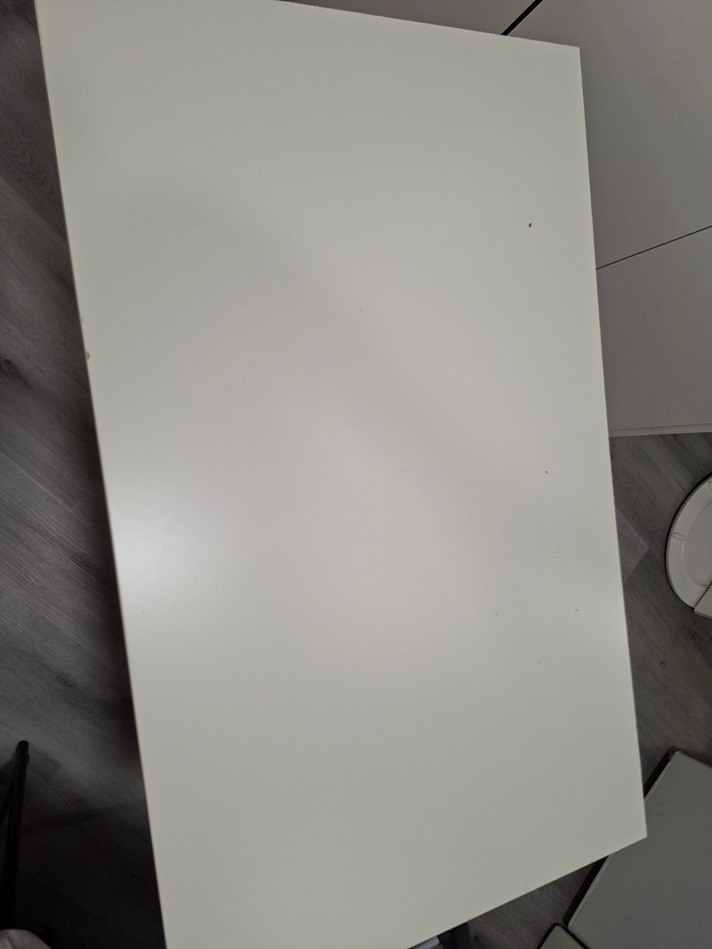 Mesa de diseño moderno con tablero blanco y patas metálicas — imagen 2