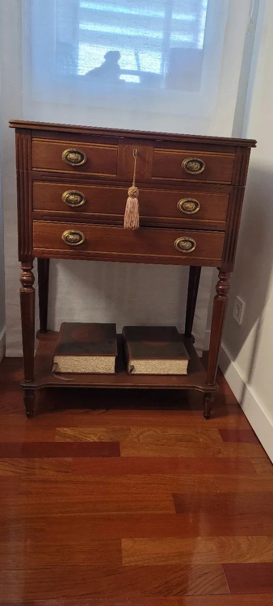 Mueble cubertero clásico de madera en tono marrón