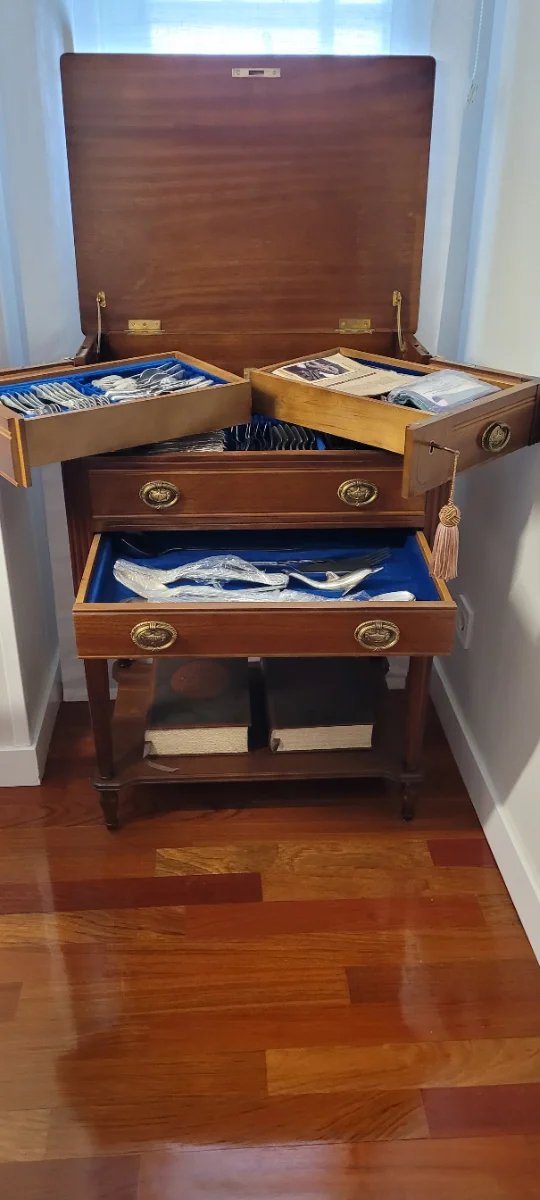 Mueble cubertero clásico de madera en tono marrón — imagen 3