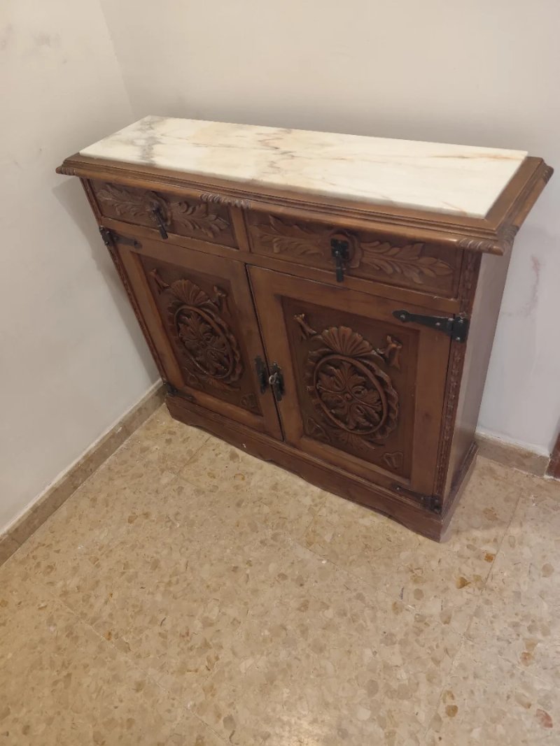 Mueble vintage de madera tallada con encimera de mármol