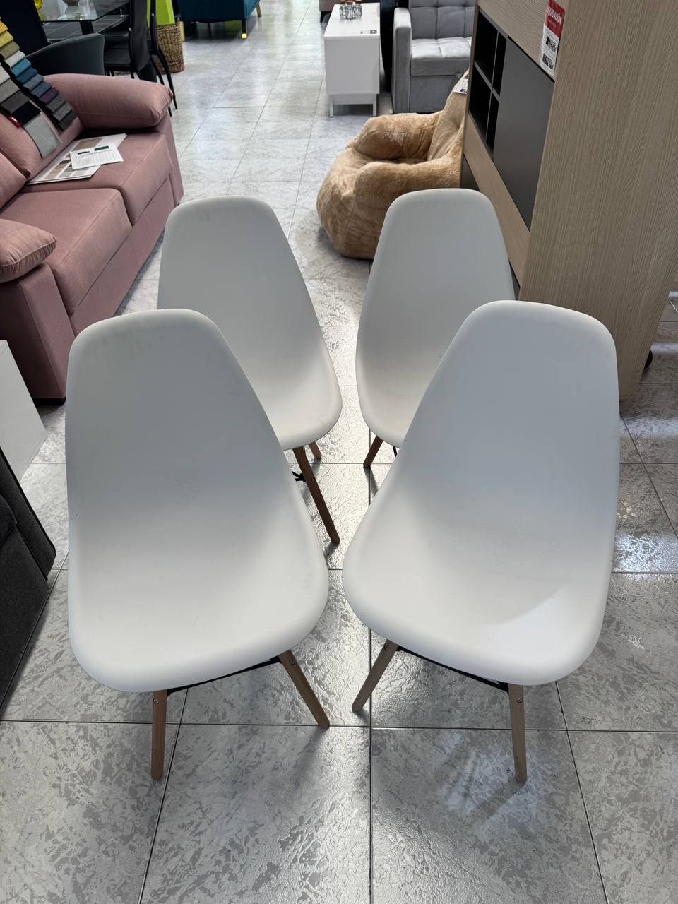 Pack de 4 sillas Nordicas blancas.