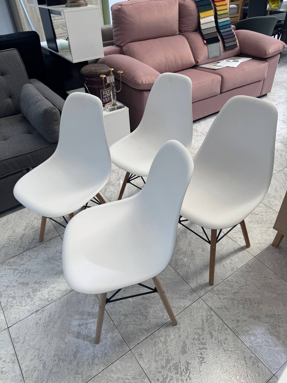 Pack de 4 sillas Nordicas blancas. — imagen 2