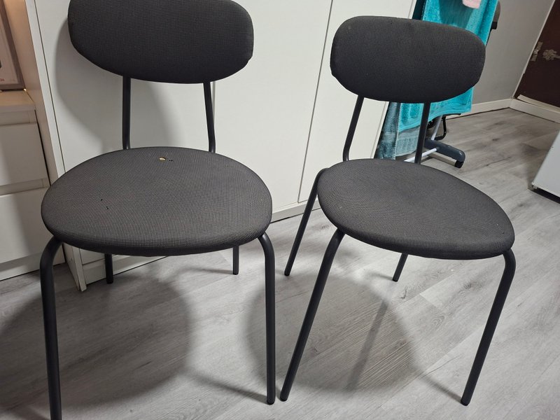 Sillas de comedor u oficina con estructura metálica y tapizado en tela, lote de 2 — imagen 4