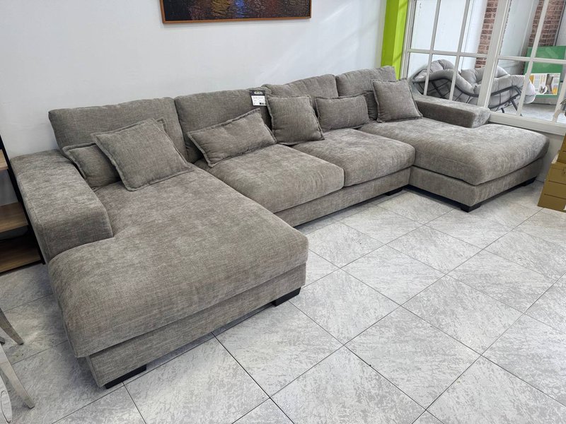 Sofá rinconera grande en gris con tapicería de tela