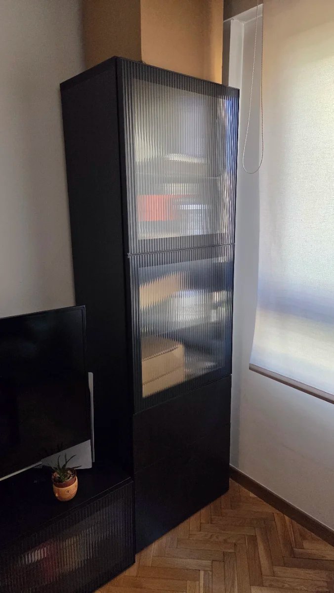 Vitrina alta Ikea Besta negra con puertas de cristal acanalado