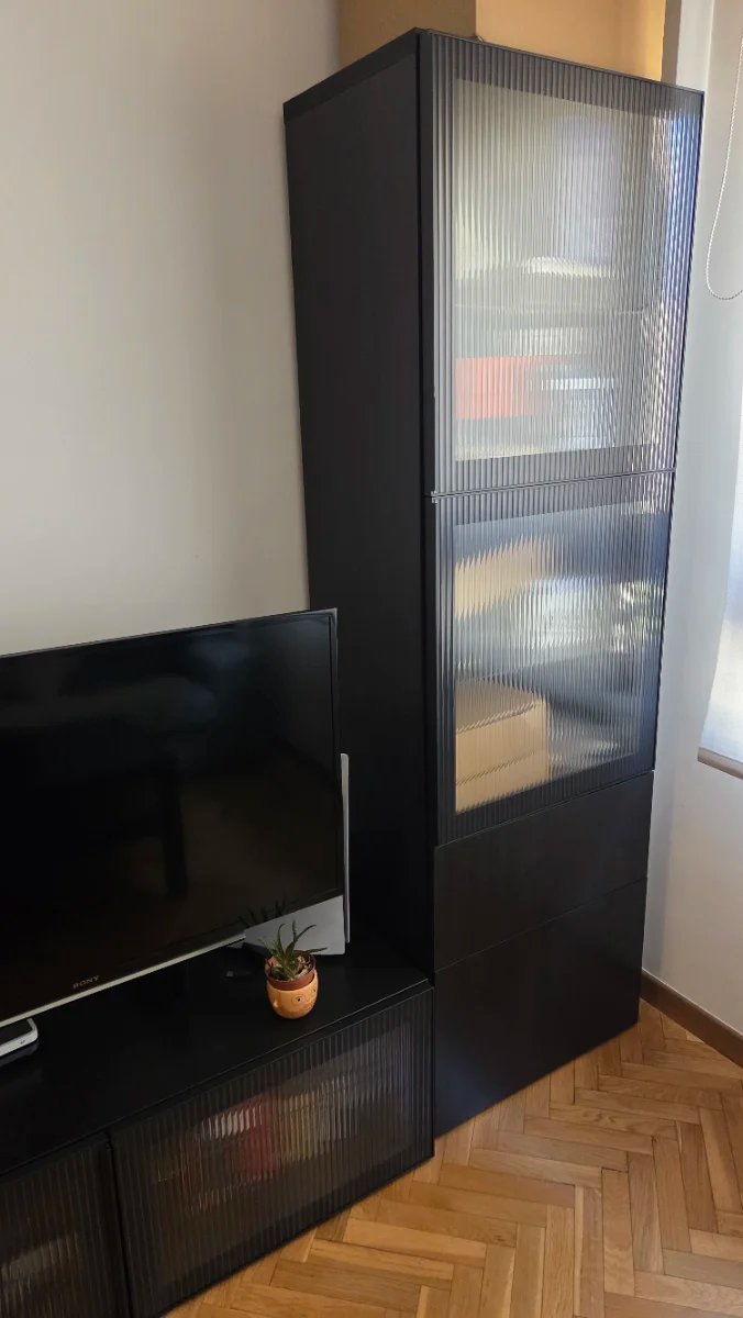 Vitrina alta Ikea Besta negra con puertas de cristal acanalado — imagen 2