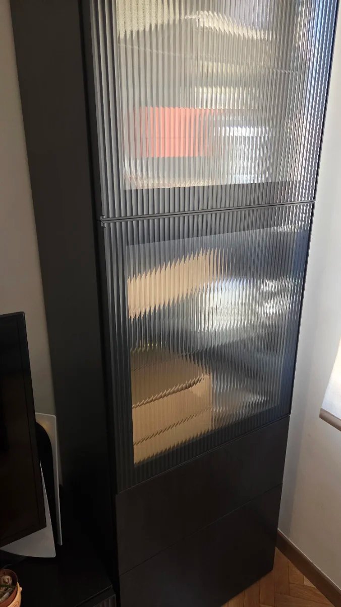 Vitrina alta Ikea Besta negra con puertas de cristal acanalado — imagen 3